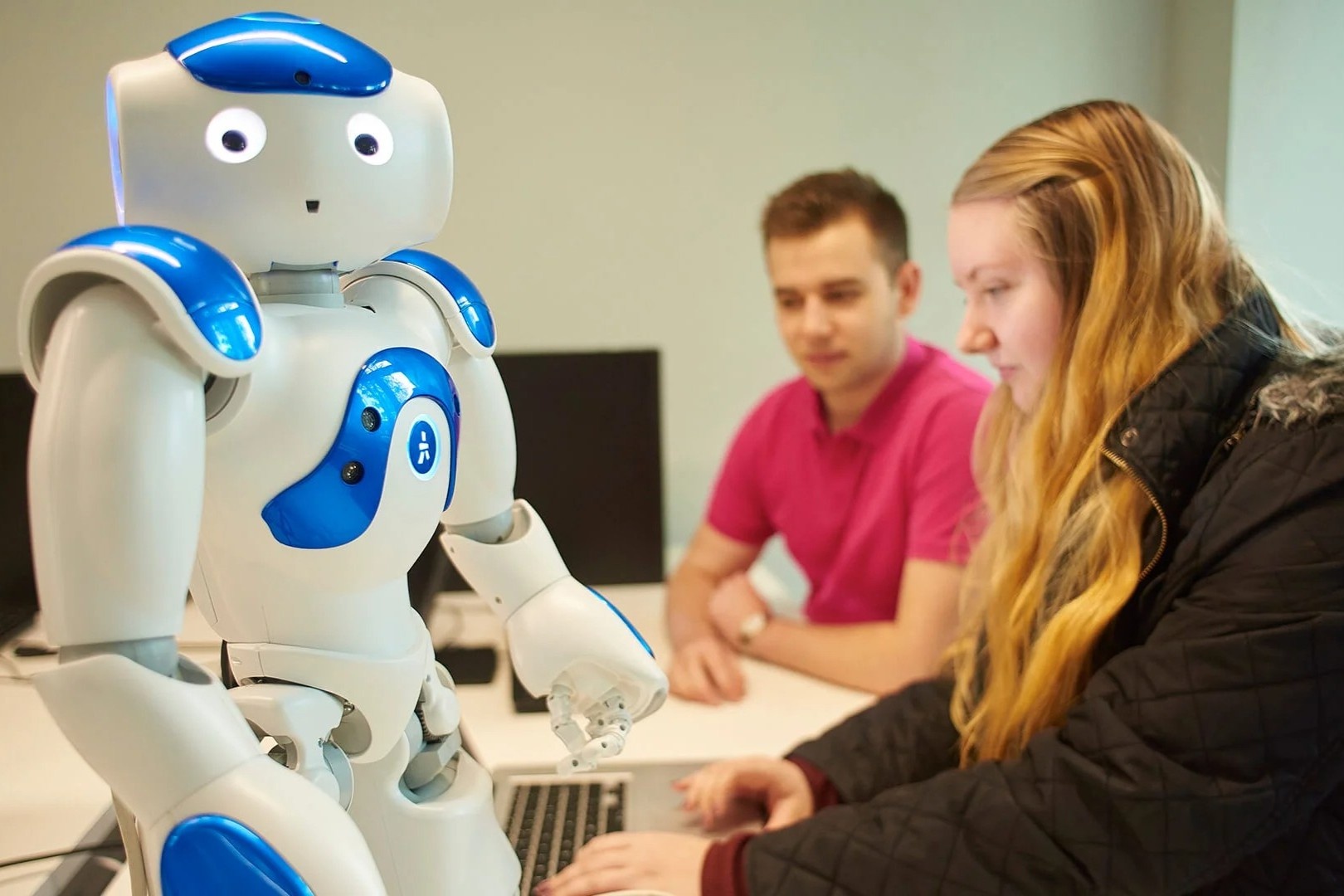 Nhung nganh hoc khong lo bi may moc thay the trong tuong lai hinh anh