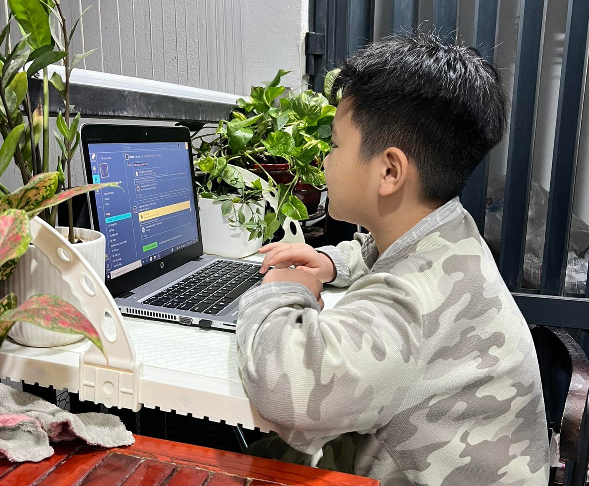 Tre bat khoc, 'xin me giup con' khi hoc online lau ngay hinh anh