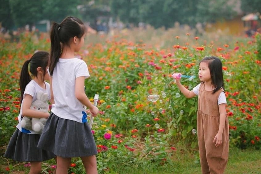 Phu huynh kiet suc khi 3 con khong duoc den truong hinh anh