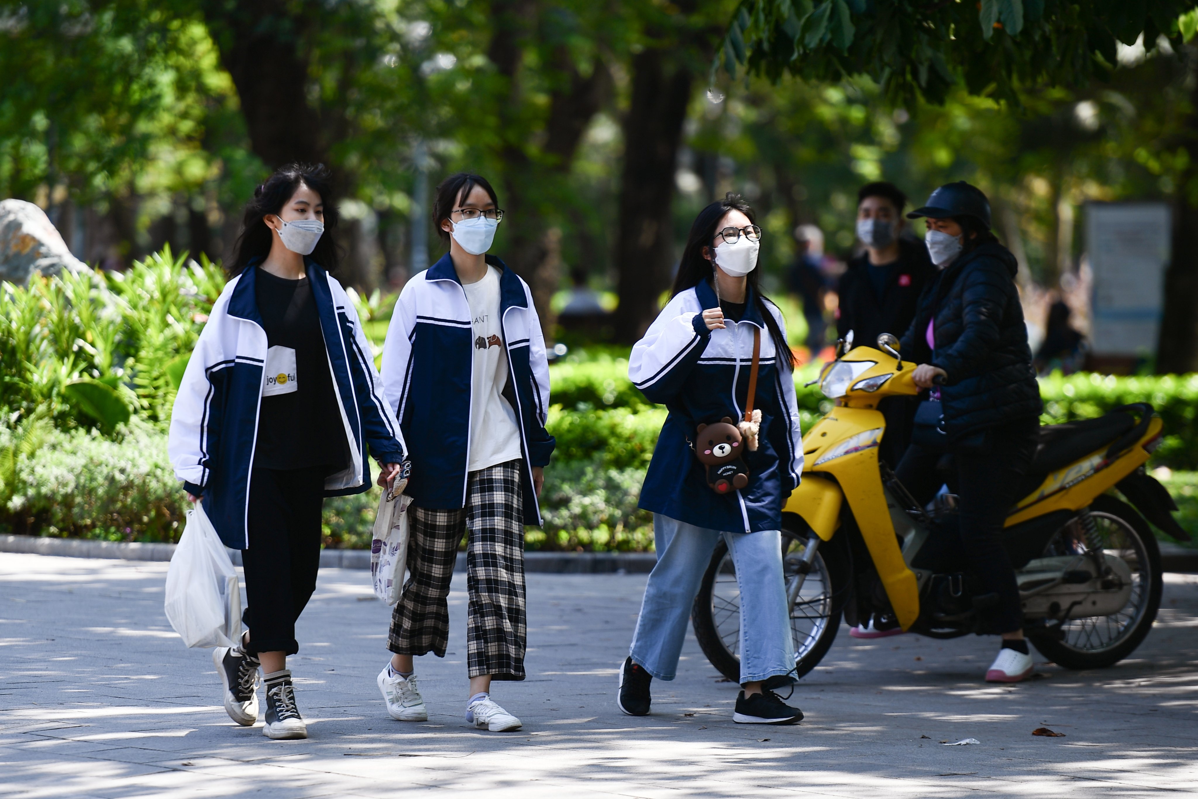 Gap rut chuan bi don hoc sinh sau gan mot nam dong cua truong hinh anh