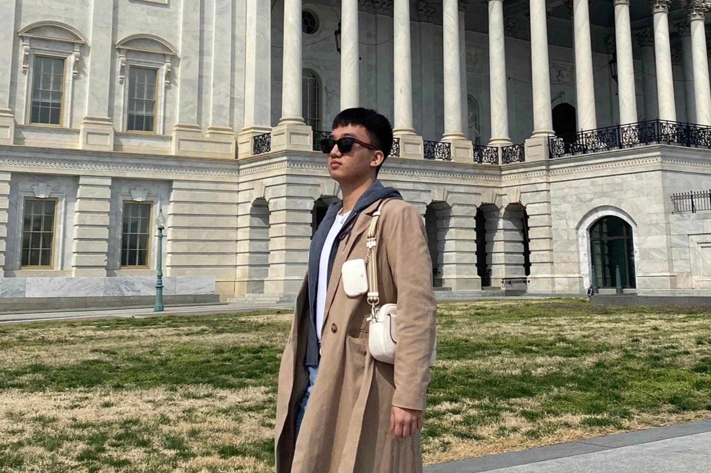 Nam sinh chi cach tranh mat tien oan khi du hoc hinh anh