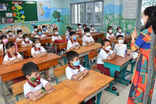 Hoc sinh toan TP.HCM tro lai truong hinh anh