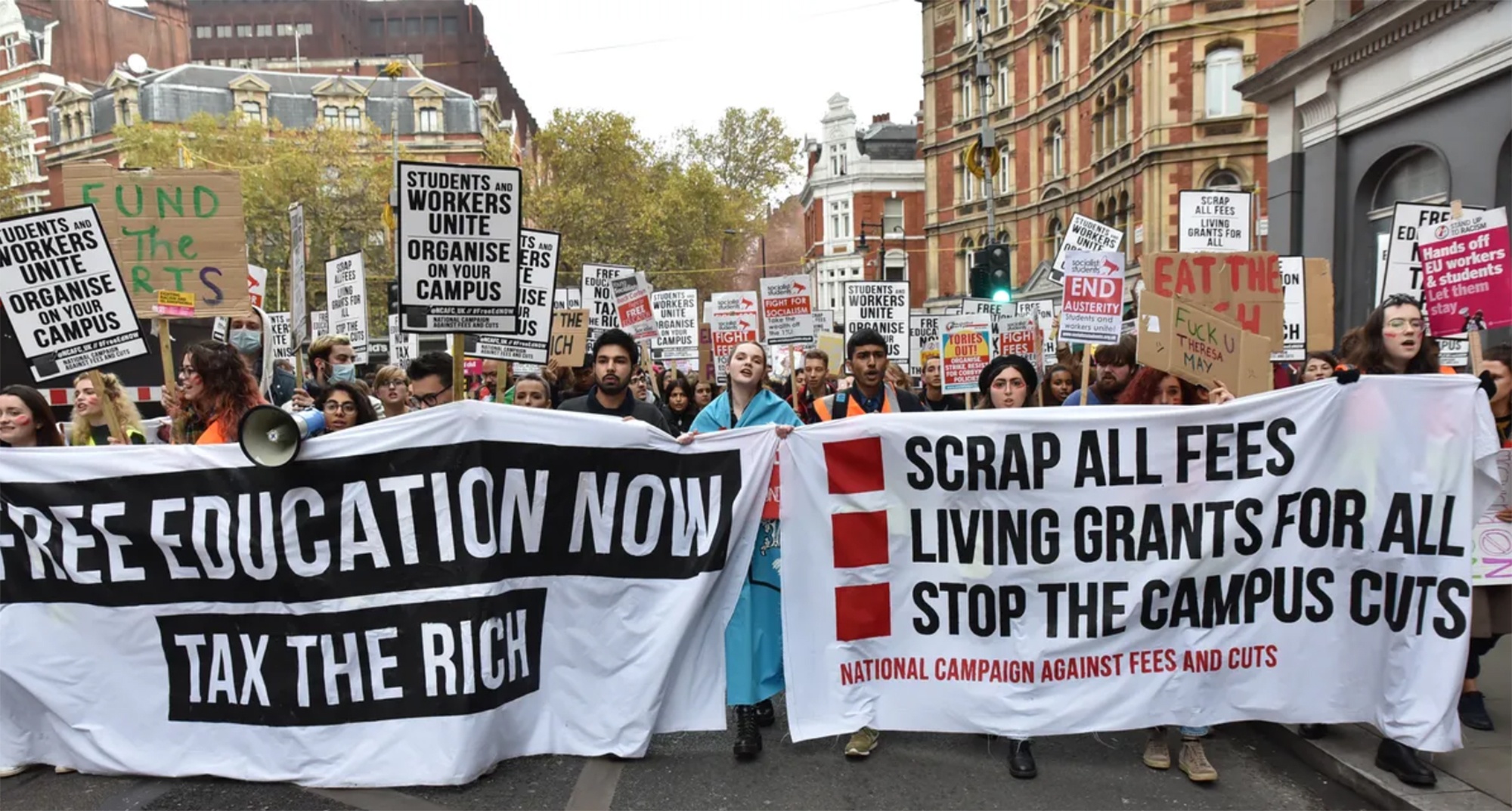 Sinh vien nhieu nuoc no nan ngap dau anh 2