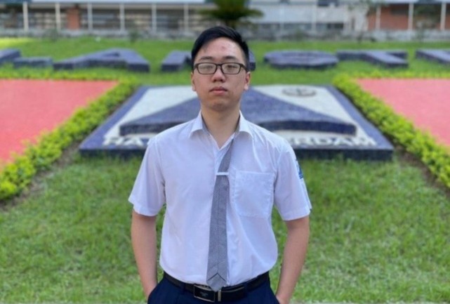 Nam sinh truong Ams nhan hoc bong toan phan du hoc My hinh anh