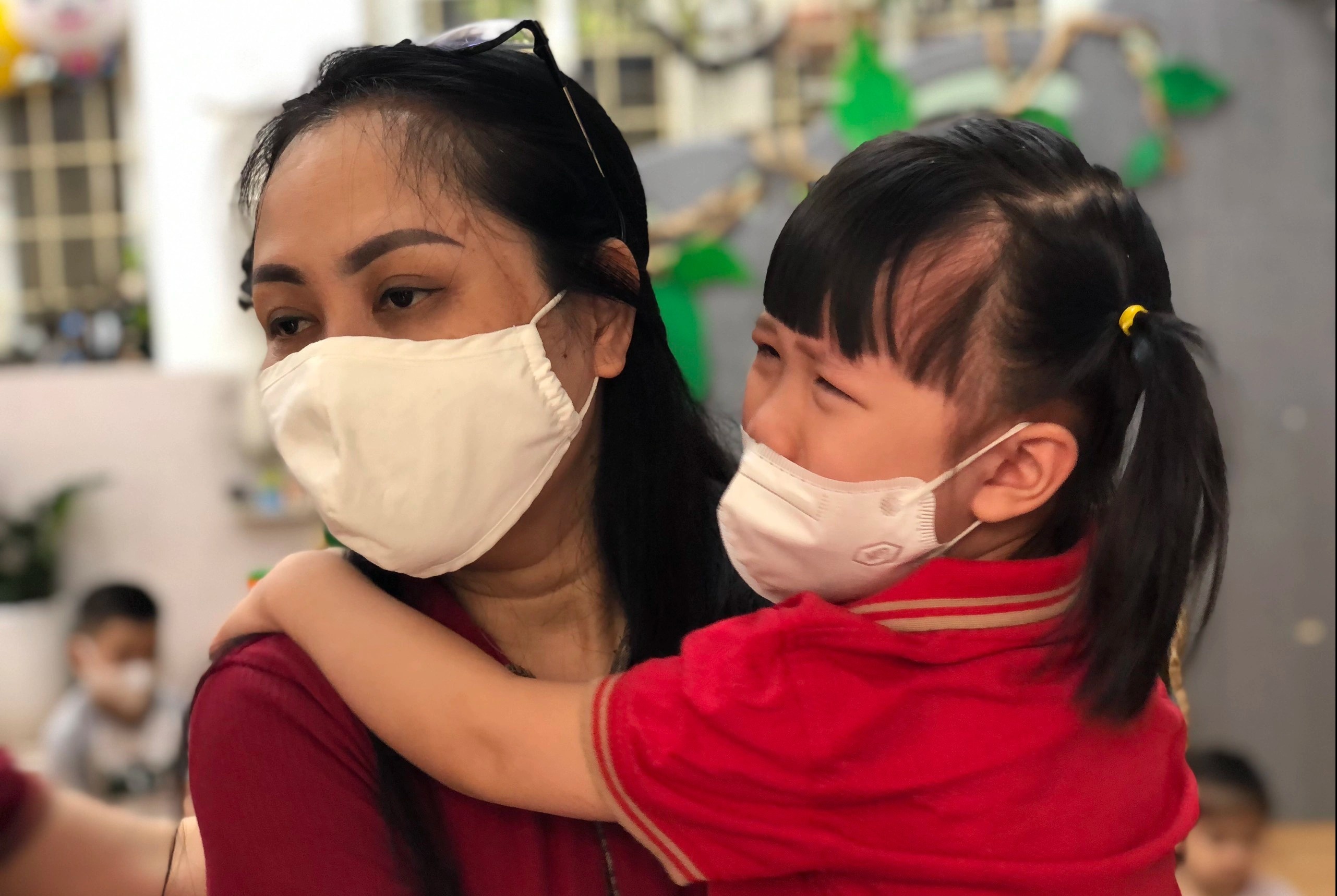 Tre khoc, phu huynh cuoi trong ngay truong mam non mo cua tro lai hinh anh