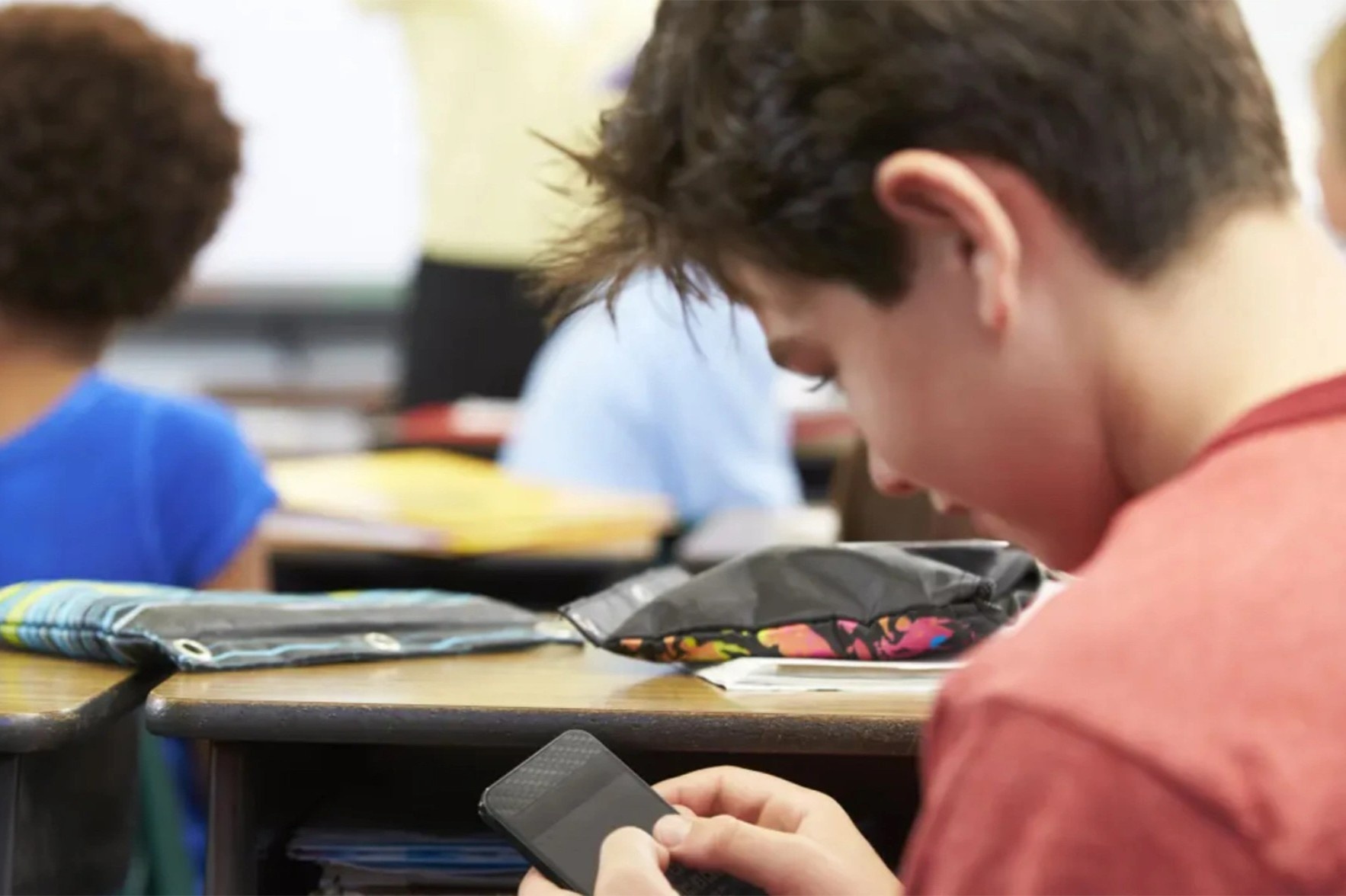 Cu 20 hoc sinh tieu hoc o Anh lai co mot em gui anh khoa than cho nhau hinh anh