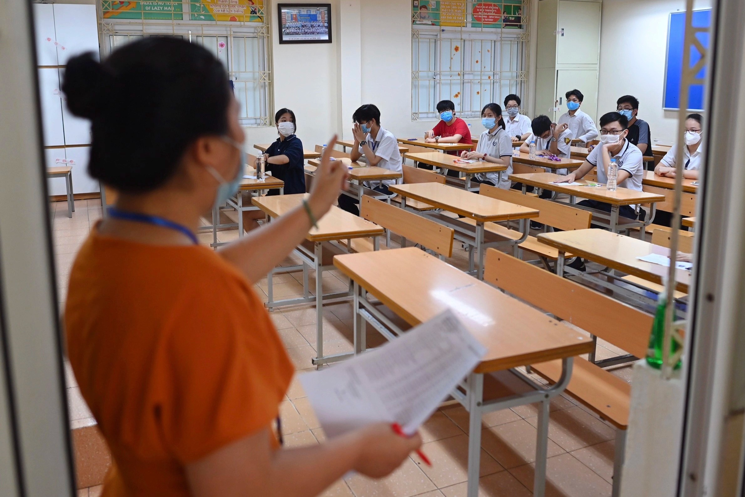 Phu huynh buc xuc khi con bi ep 'chuyen truong hoac luu ban' hinh anh