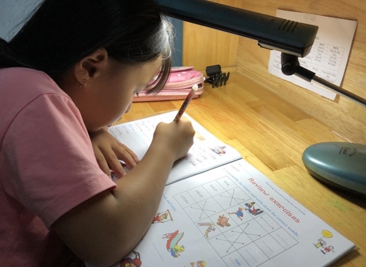 Phu huynh dua nhau cho con hoc tien tieu hoc anh 1