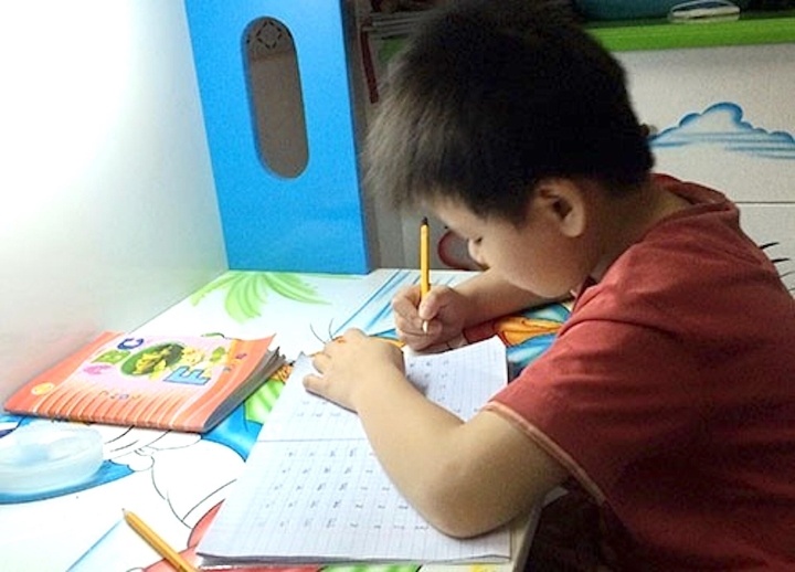 Phu huynh dua nhau cho con hoc tien tieu hoc anh 2