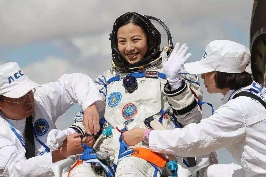 Nu phi hanh gia hai lan chinh phuc vu tru hinh anh