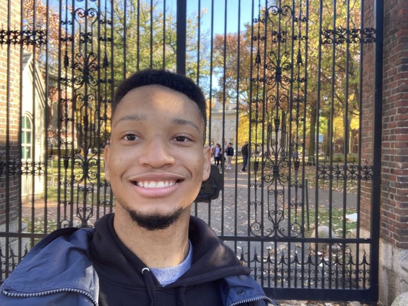 Nam sinh nhan hoc bong toan phan anh 1