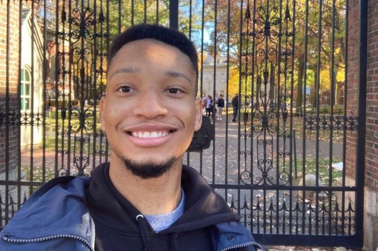 Nam sinh nhan hoc bong toan phan tu Harvard hinh anh