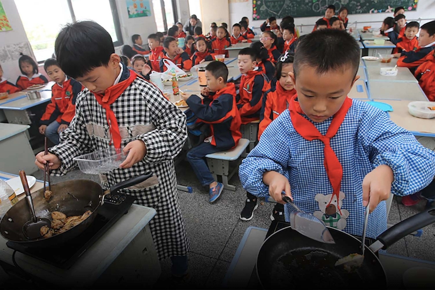 Phu huynh Trung Quoc met moi khi con phai hoc nau an o truong hinh anh