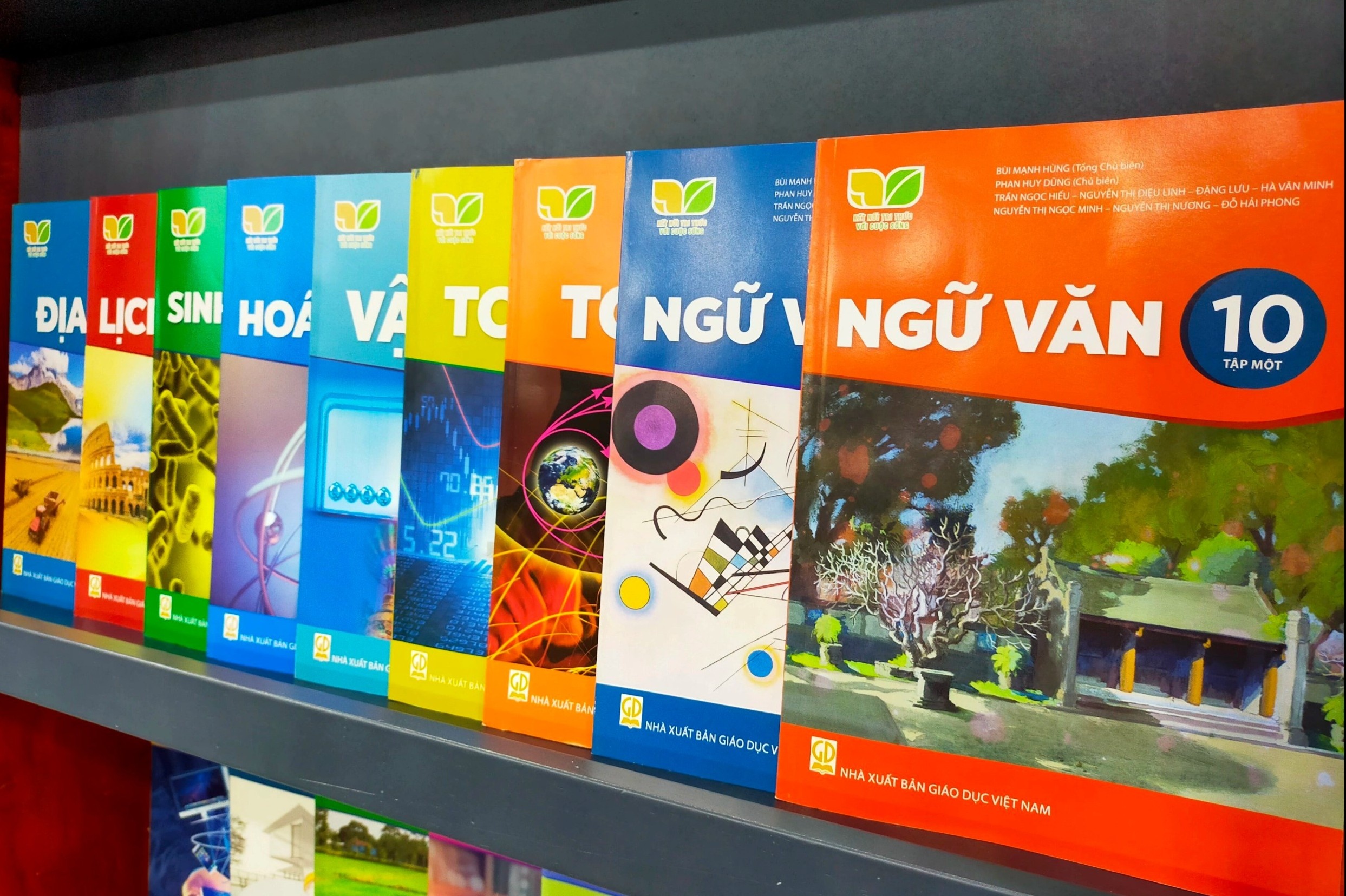 Gia trung binh tung cuon trong bo sach giao khoa moi deu tang hinh anh