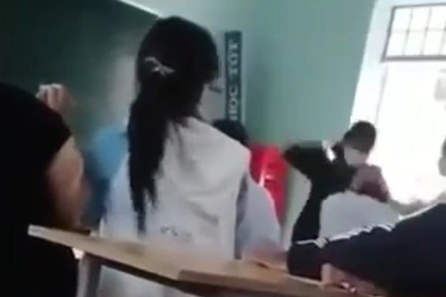 Ky luat nu sinh dung mu bao hiem danh ban toi tap truoc mat thay giao hinh anh