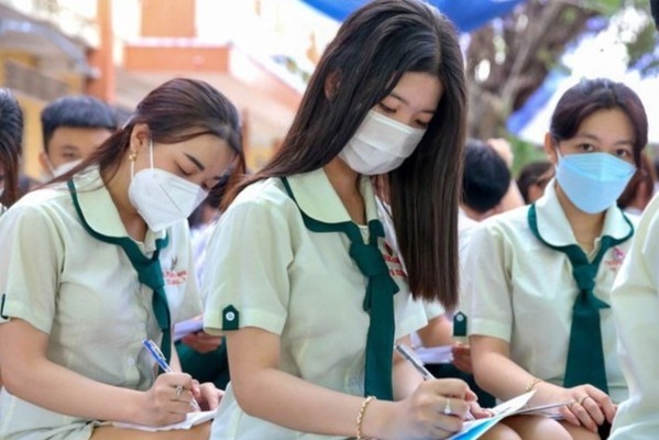 Dong loat tang hoc phi dai hoc hinh anh