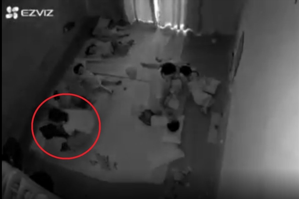 Giao vien mam non trum tui len dau tre anh 1