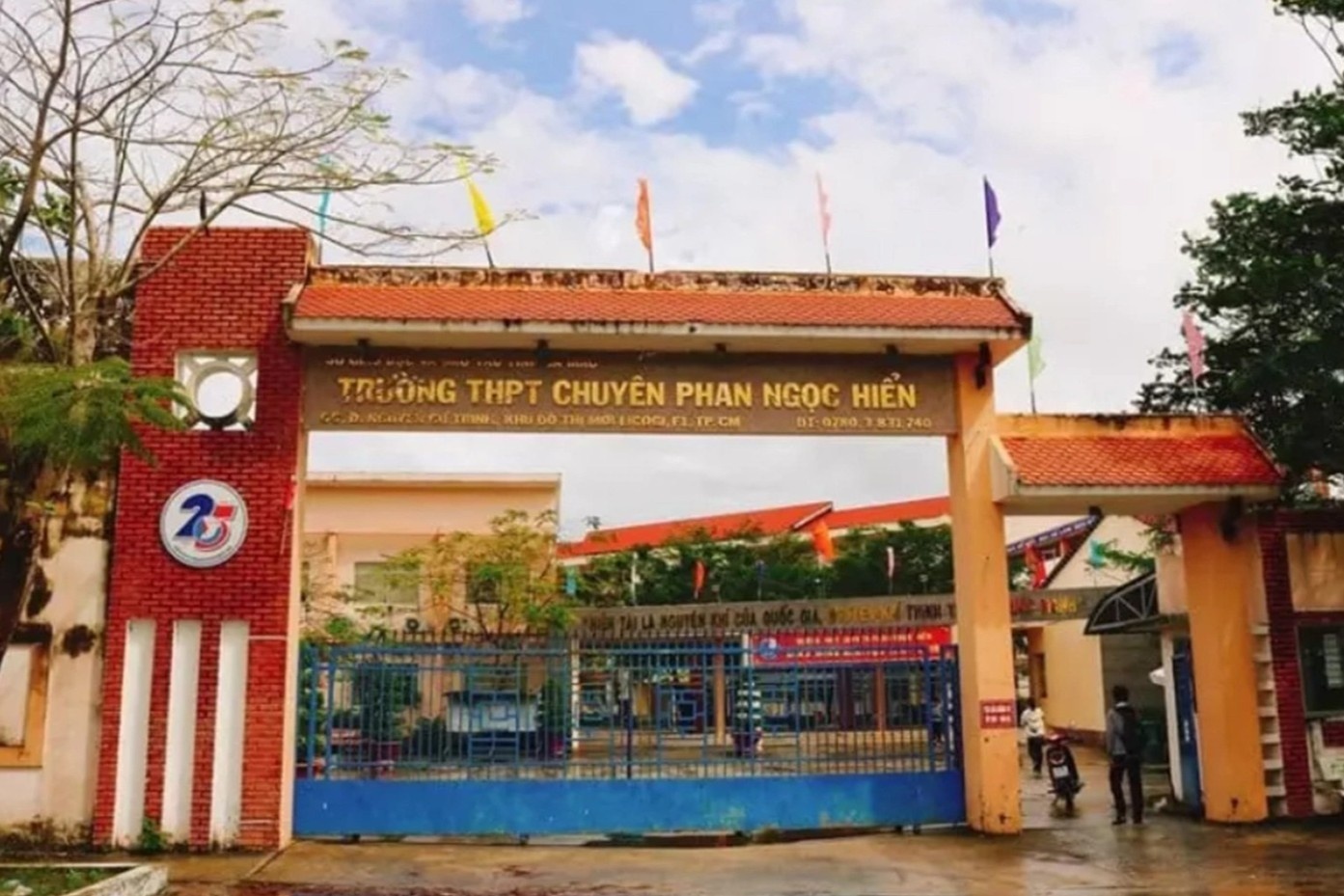 Hieu pho bi ky luat vi yeu cau hoc sinh an do tu thung rac hinh anh