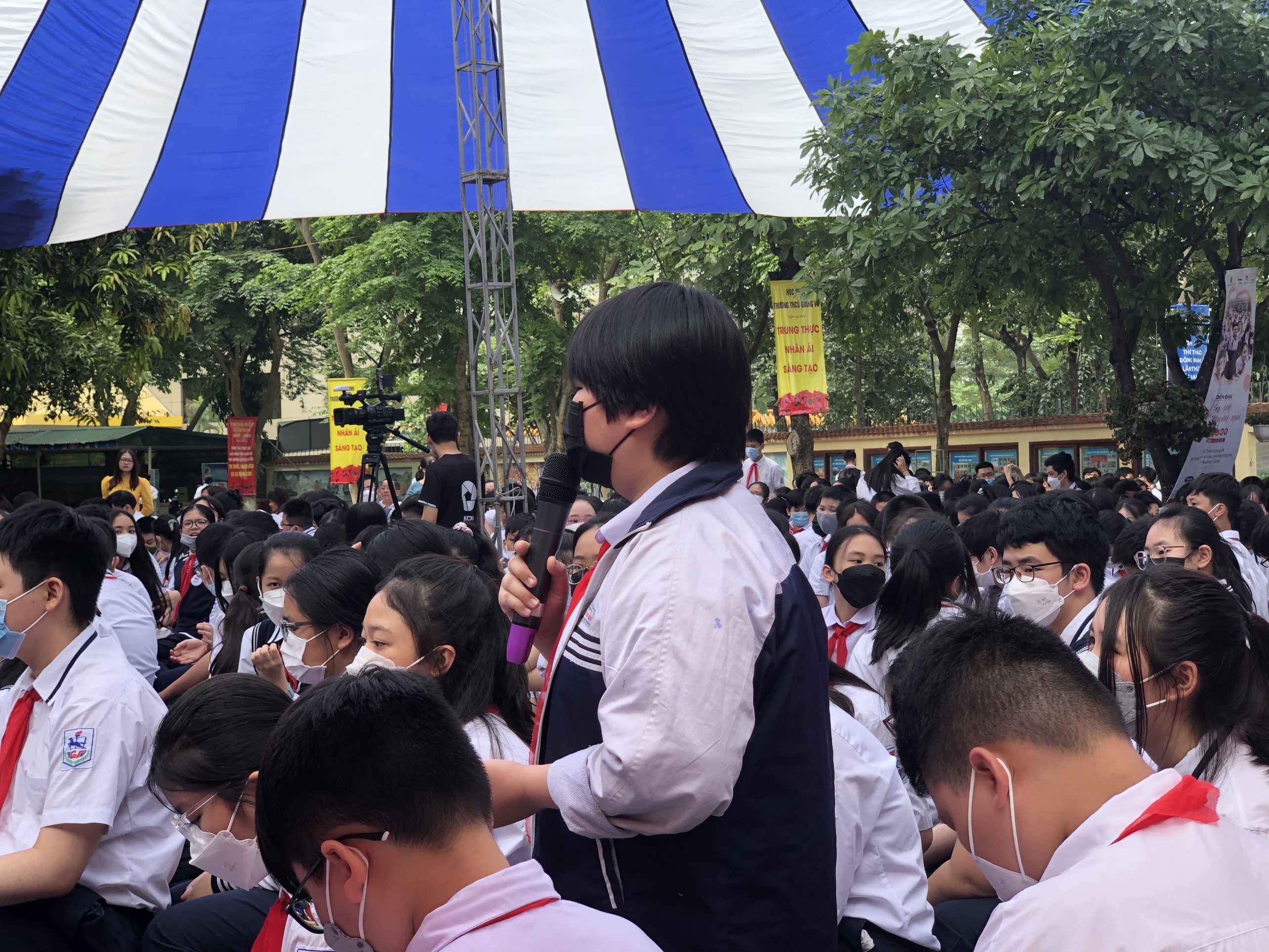 Tre bat khoc khi noi ve ap luc anh 2