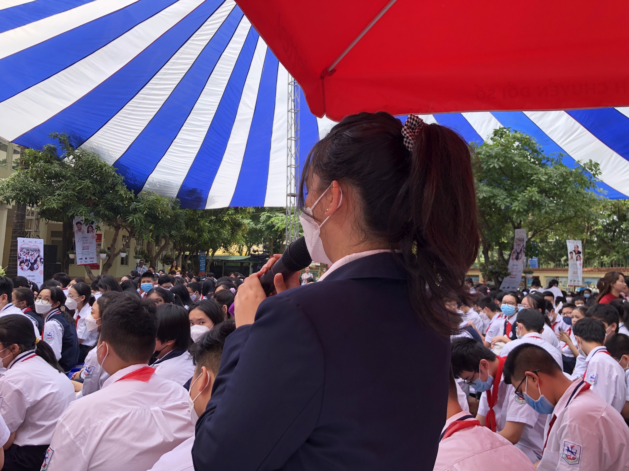 Tre bat khoc khi noi ve ap luc anh 1