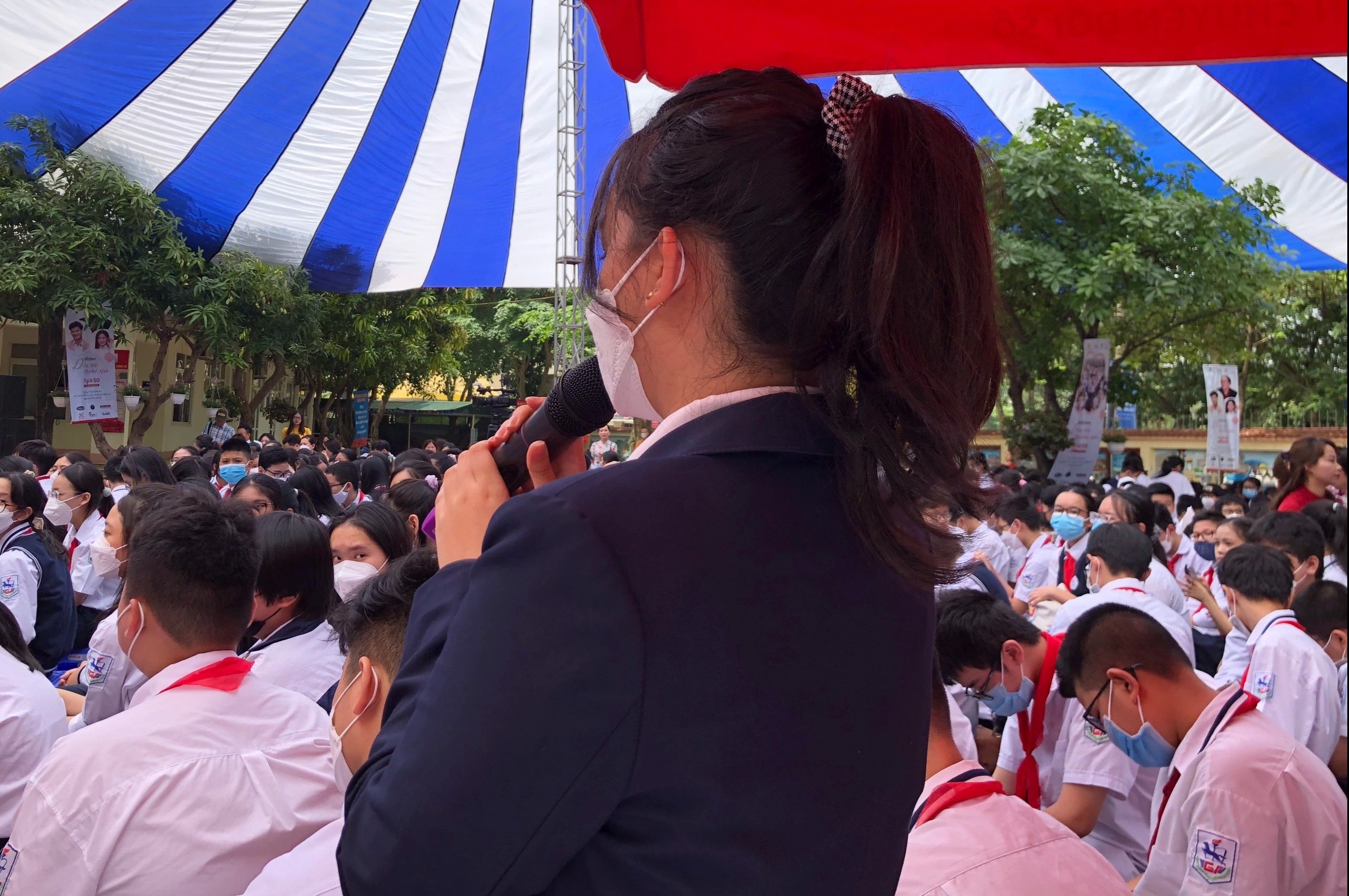 Tre bat khoc khi noi ve ap luc cua hoc sinh hoan hao hinh anh
