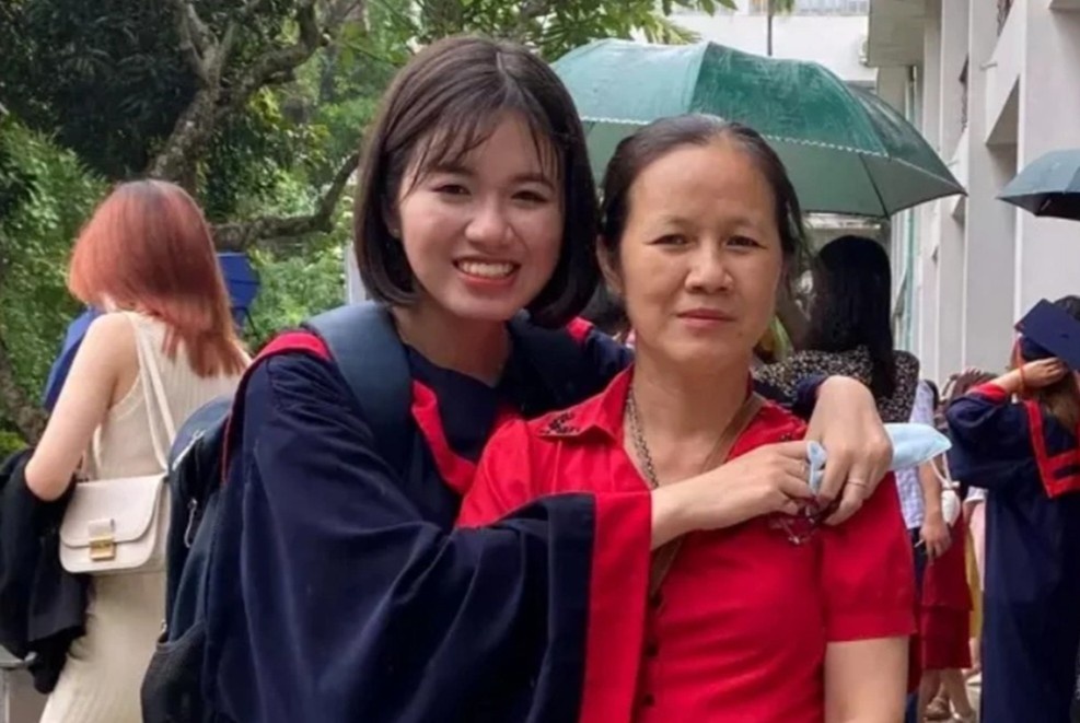 Mon qua cua nu thu khoa danh cho nguoi me lao cong hinh anh