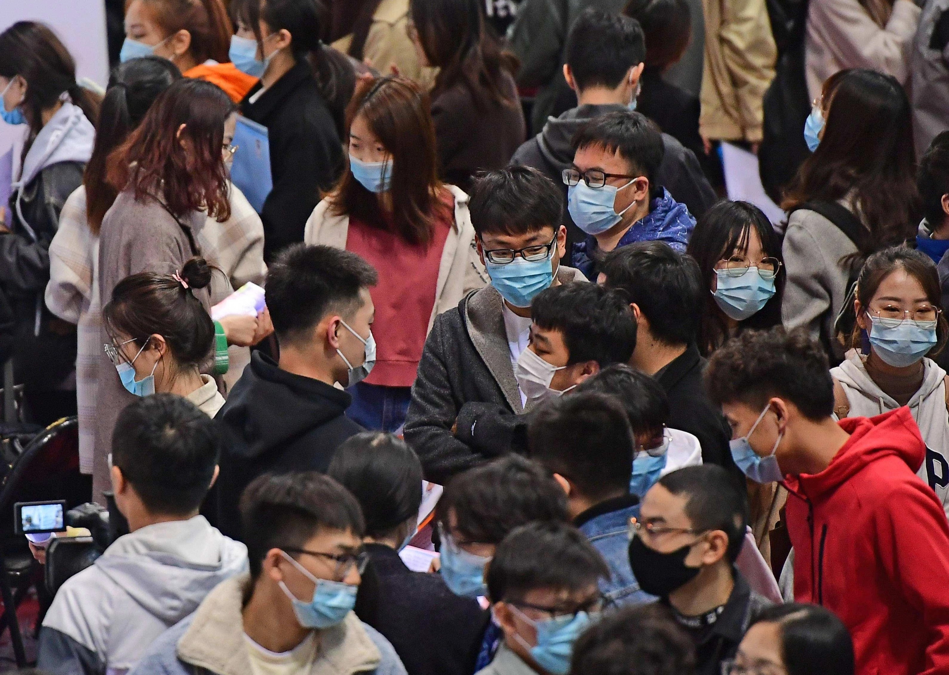 Tan cu nhan xep hang xuyen dem de thao chay khoi Thuong Hai hinh anh