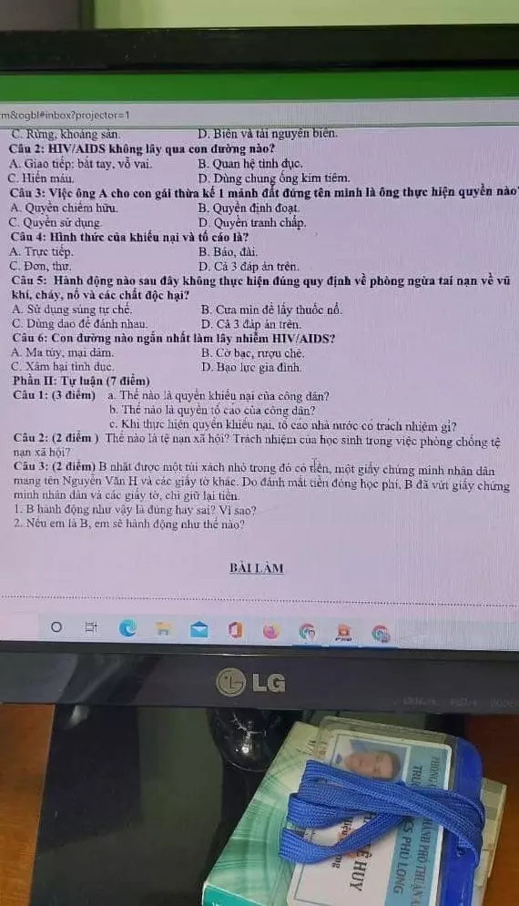 Con hiệu trưởng làm lộ đề thi ảnh 2 Con hieu truong lam lo de thi anh 2