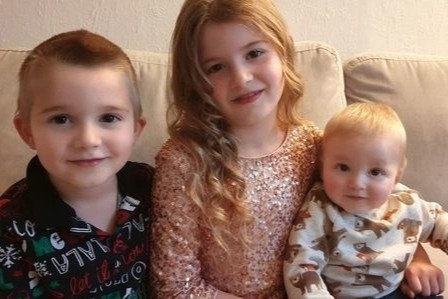 Cap cha me o Anh an ngay mot bua de du tien nuoi 3 con hinh anh