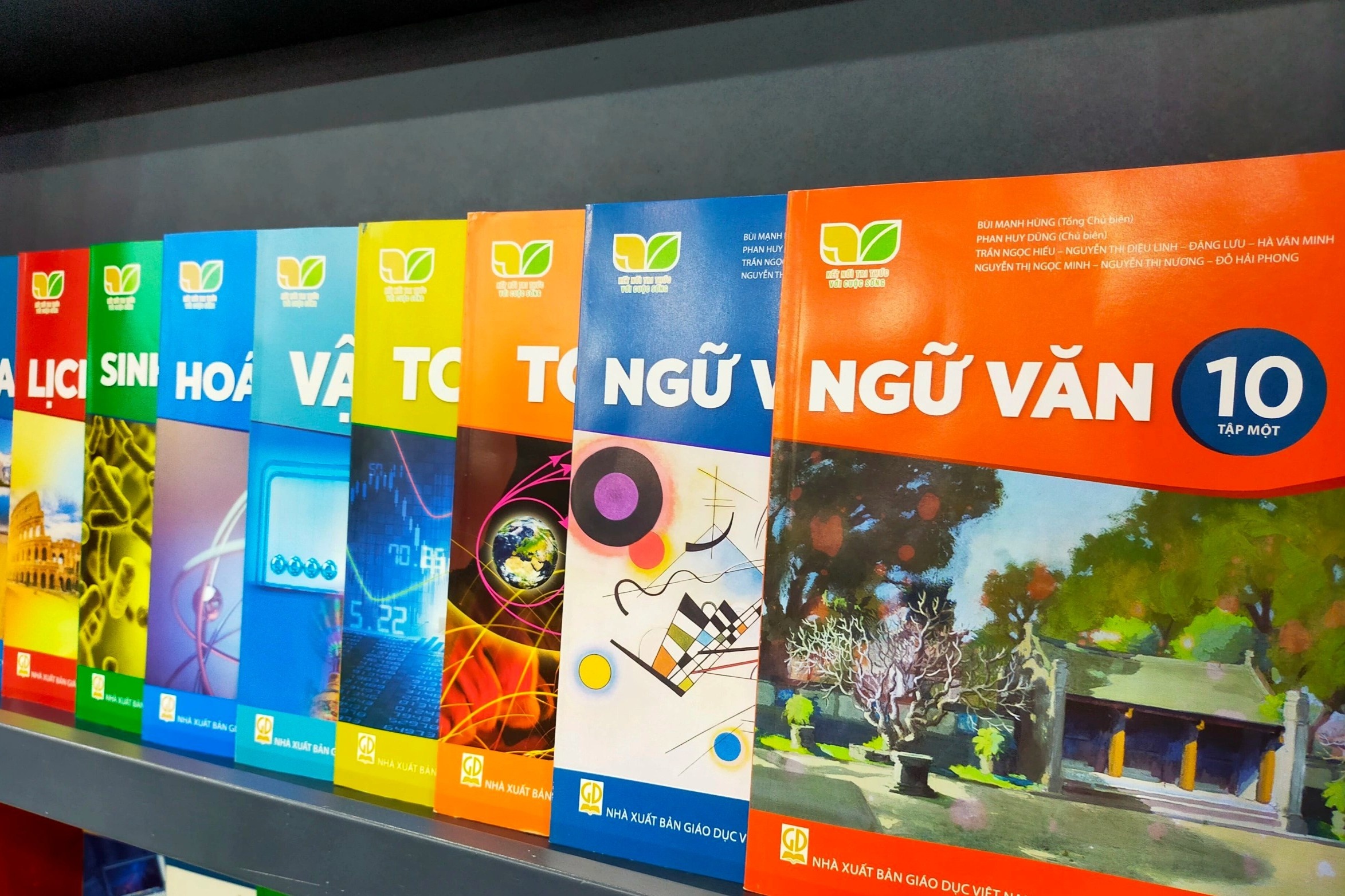 Bo truong GD&DT noi ve viec sach giao khoa tang gia 2-3 lan hinh anh