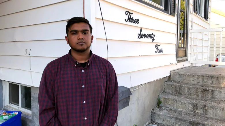 du hoc sinh song nha tro chuot bo qua nguoi anh 1