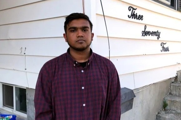 Du hoc sinh o Canada song trong canh gian, chuot bo qua nguoi hinh anh