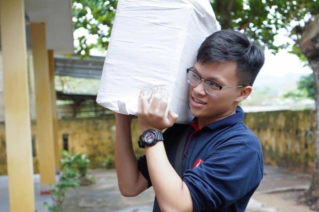 Nam sinh gianh hoc bong My 43.600 USD/nam nho bai luan giam can hinh anh
