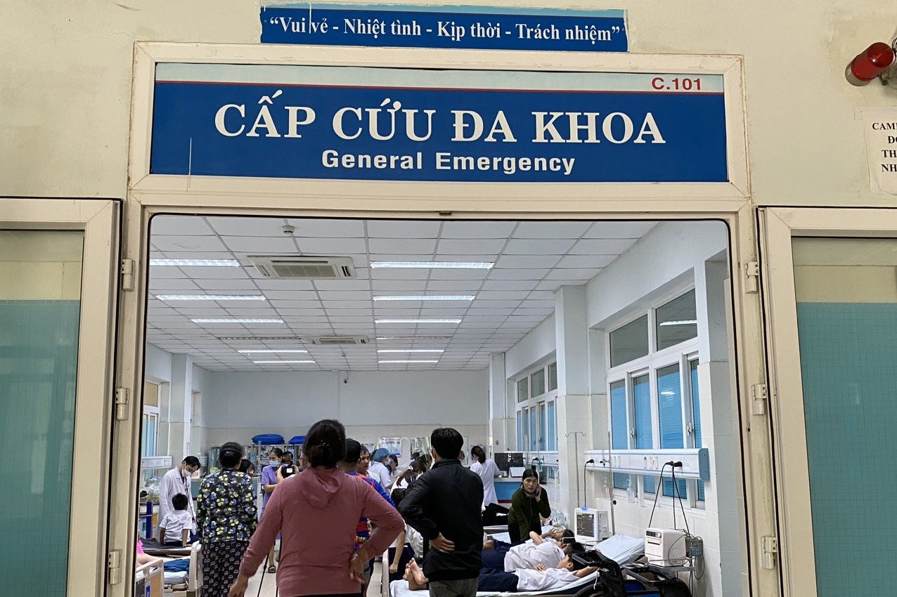 Canh bao hien tuong nguoi la den cong truong tang do an cho hoc sinh hinh anh