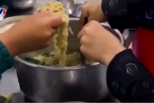 Chi dao xac minh vu '11 hoc sinh ban tru an 2 goi mi tom chan com' hinh anh