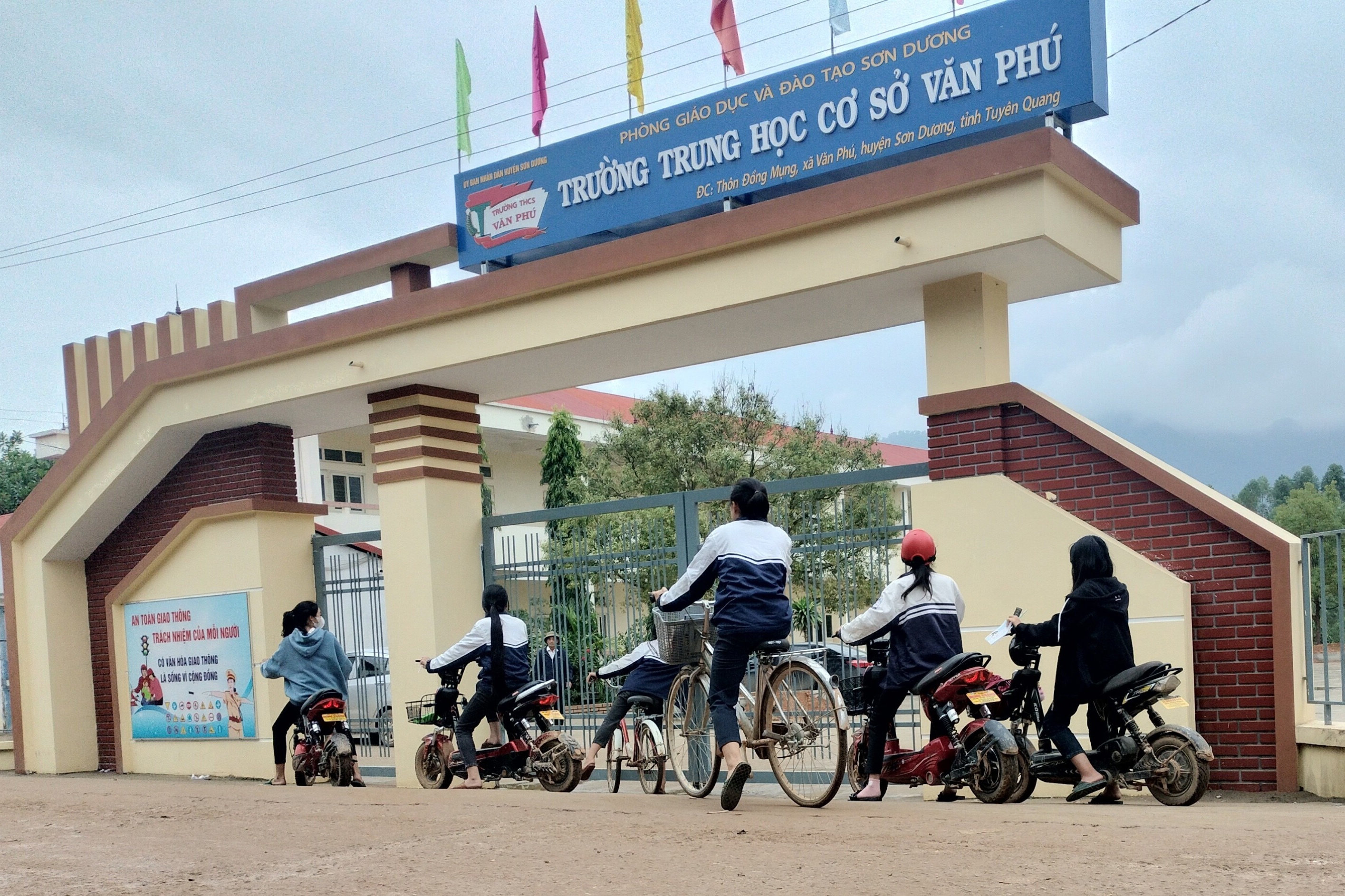 Vu co giao bi hoc sinh xuc pham, hieu truong dieu chuyen di dau? hinh anh