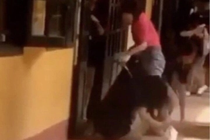 Canh cao co giao vu nu sinh Ha Noi quy truoc cua lop den kiet suc hinh anh