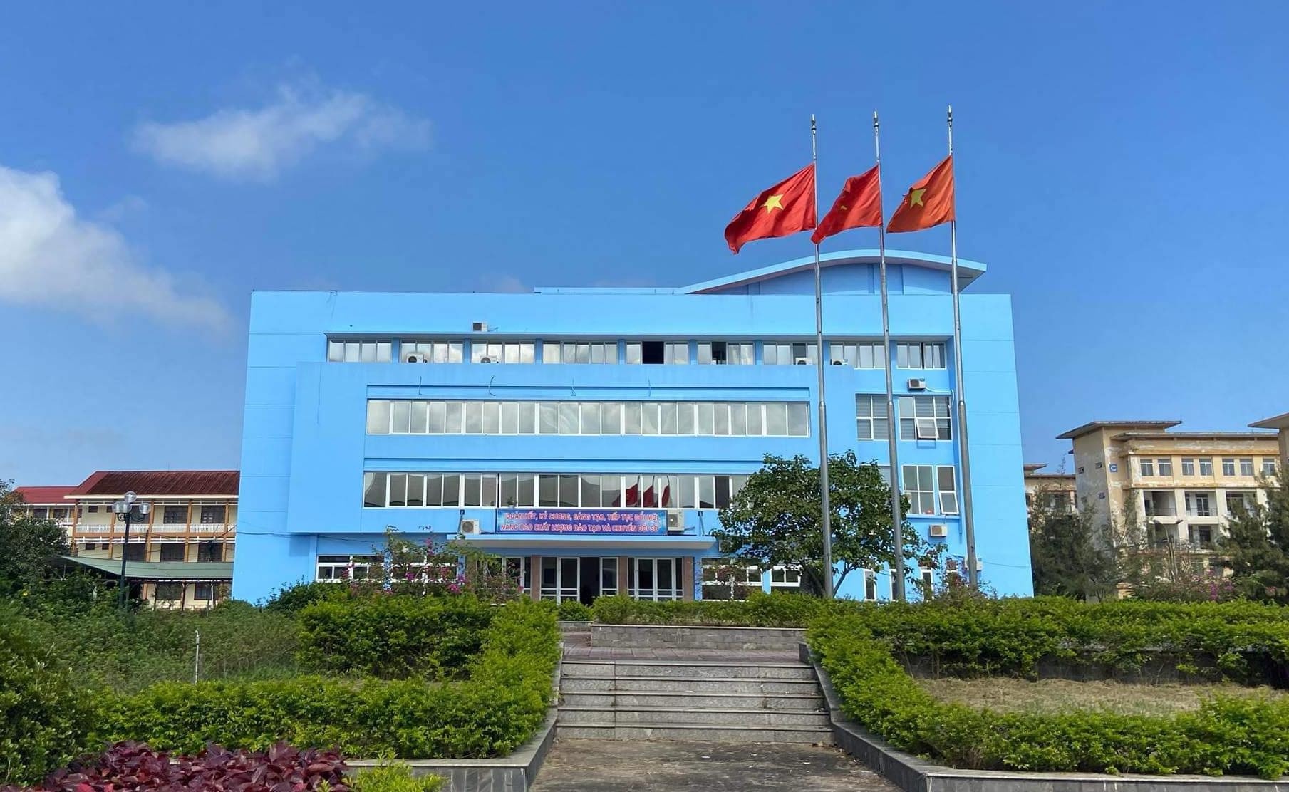 UBND tinh hop khan vu truong dai hoc no luong hang tram giang vien hinh anh