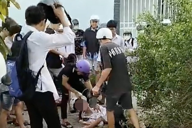 Nam sinh lop 10 bi 12 nguoi danh hoi dong den ngat xiu hinh anh