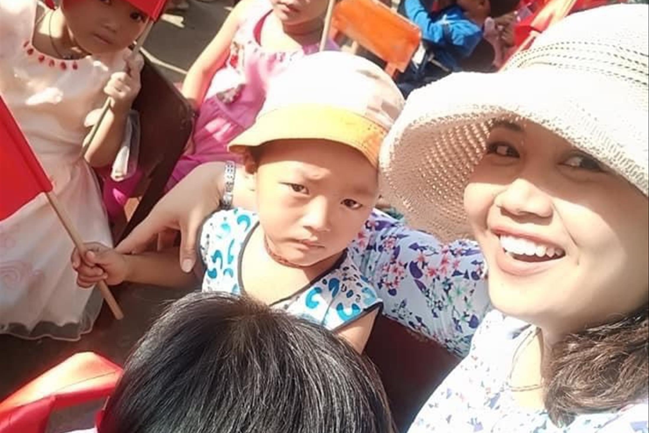 Lo tien thuong Tet cho giao vien hinh anh