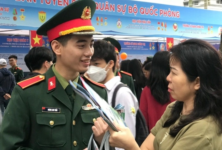 Lan dau tien cac truong quan doi xet tuyen hoc ba, diem thi DGNL hinh anh