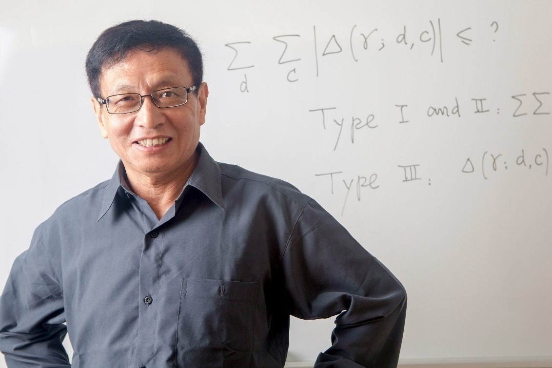 Giao su Toan hoc tu choi ve nuoc o My lam boi ban 7 nam gio ra sao? hinh anh