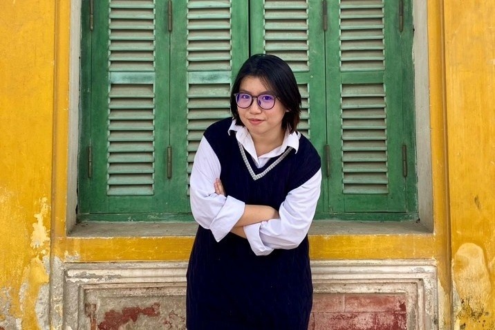 Nu sinh do dai hoc My voi bai luan ve thoi quen cat mong tay hinh anh