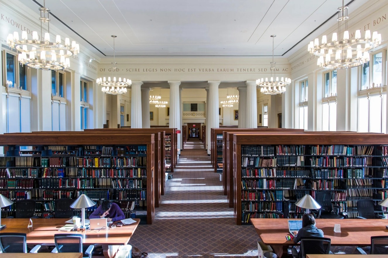 Sinh vien Dai hoc Harvard doc sach gi nhieu nhat? hinh anh