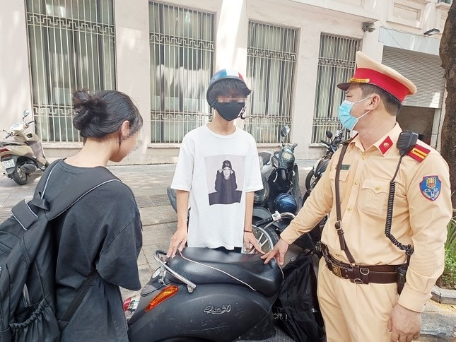 Ha Noi yeu cau lap camera gan cong truong giam sat hoc sinh vi pham hinh anh