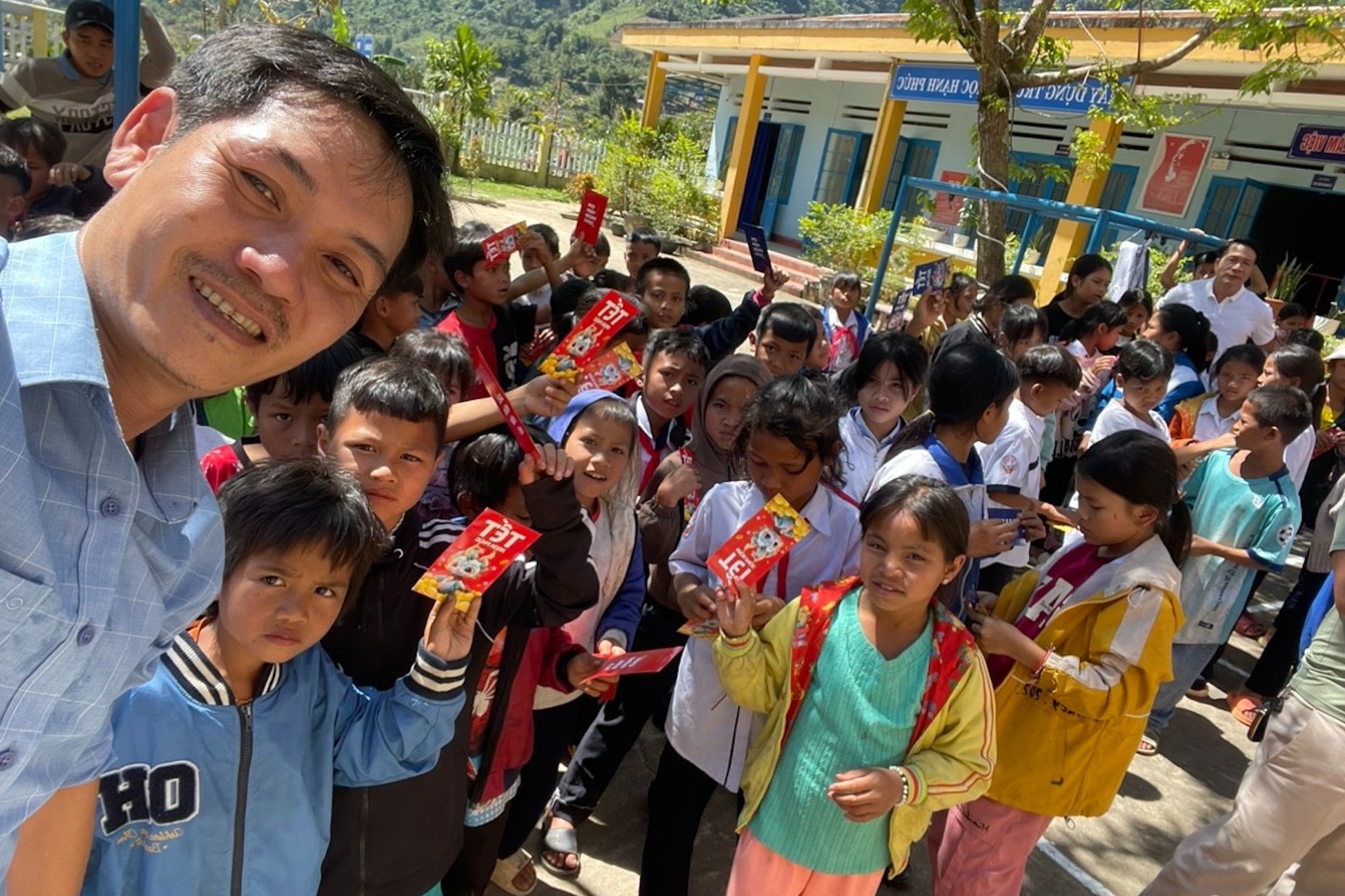 Thay giao keu goi 50 trieu li xi cho hoc sinh ngay dau den truong hinh anh