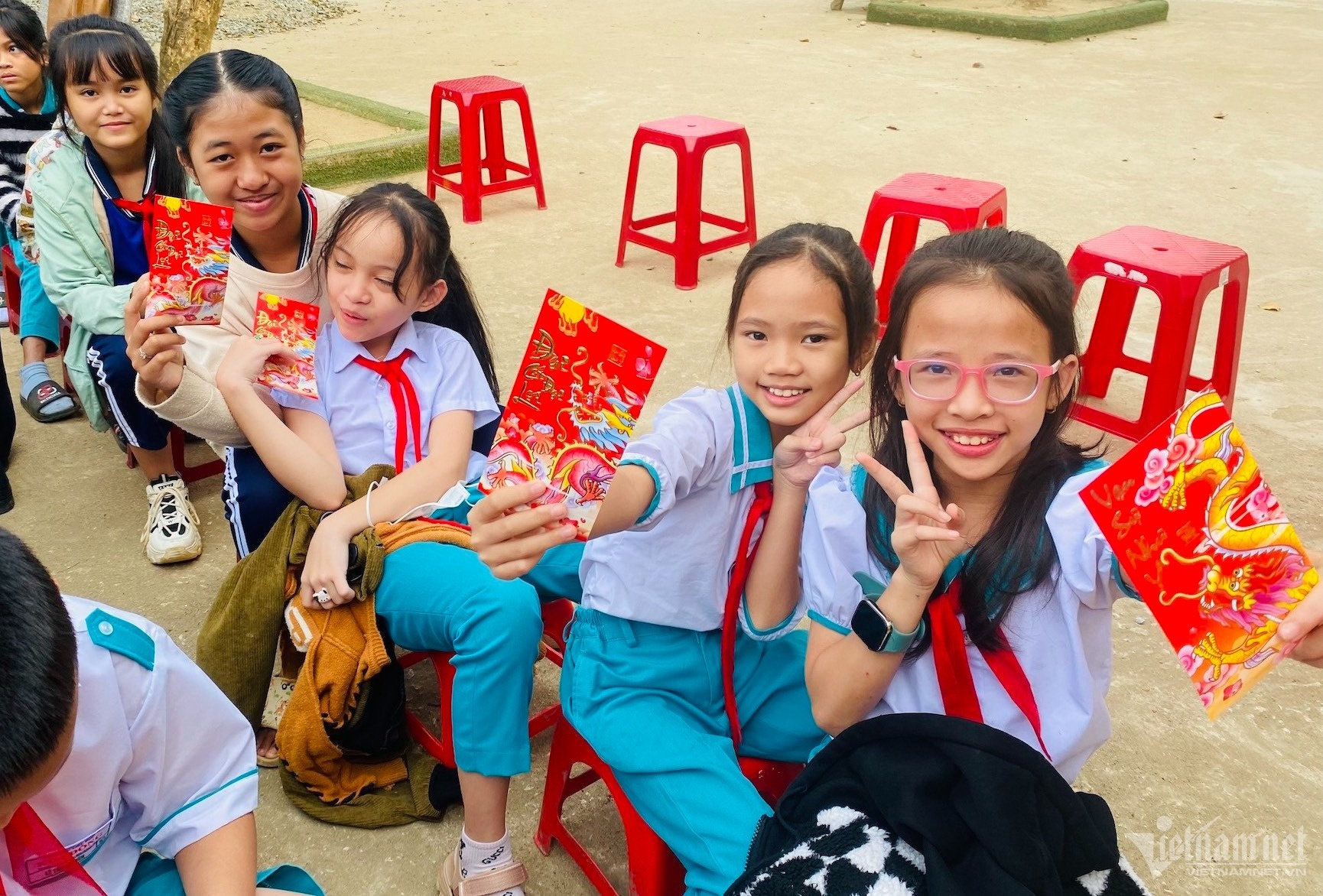 li xi cho hoc sinh anh 2