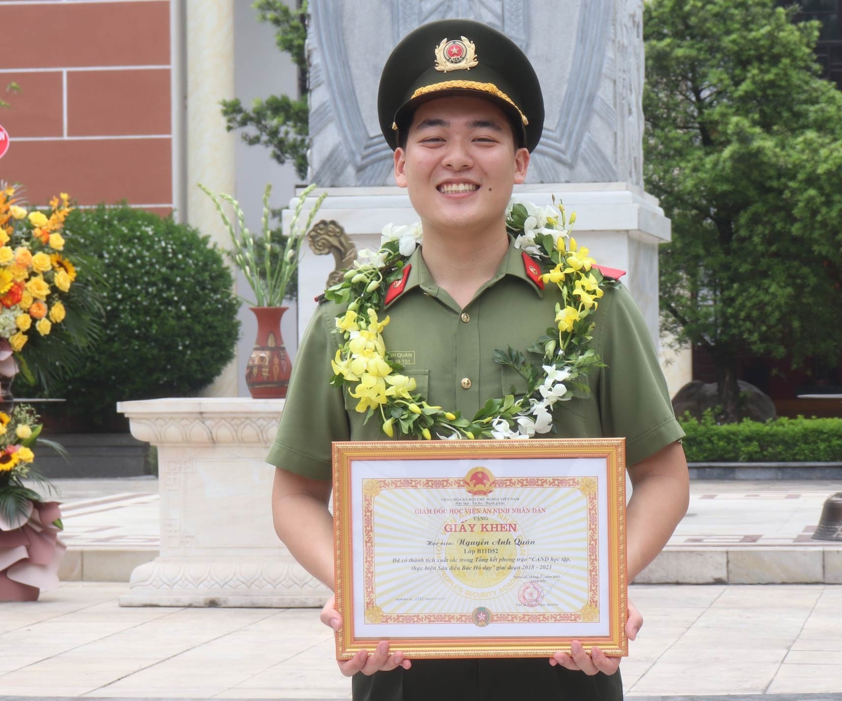 nam sinh hoc vien anh 1