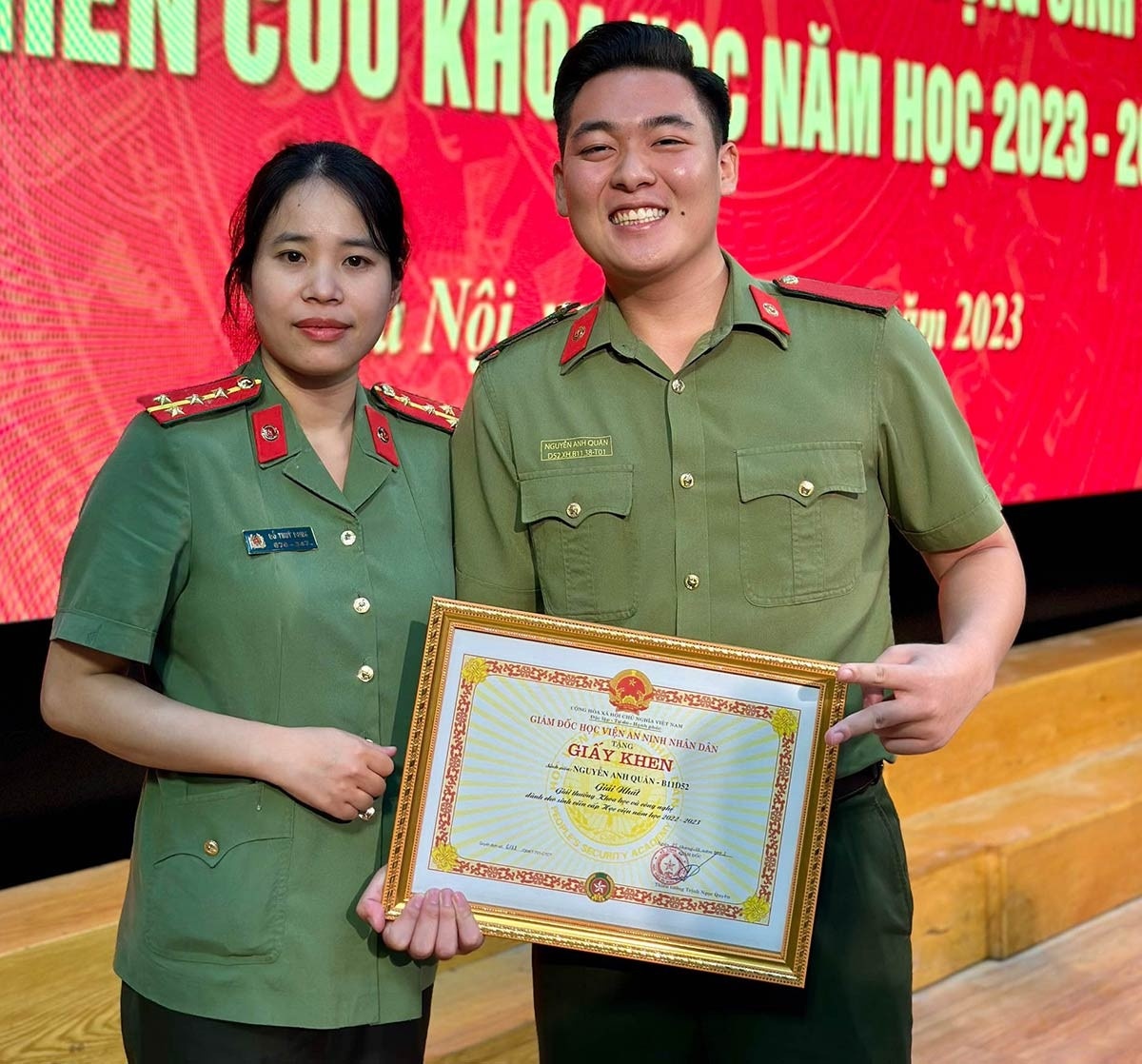 nam sinh hoc vien anh 2