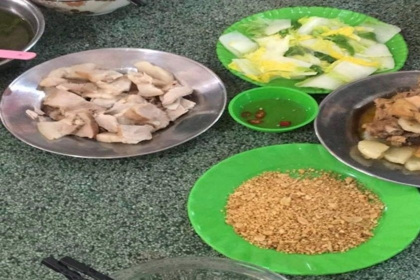 Bua an cua sinh vien bi phan anh 'nhu danh cho hoc sinh tieu hoc' hinh anh